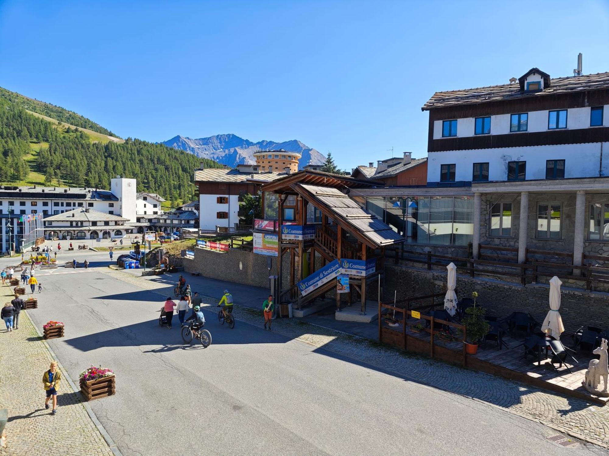 Hostdomus - City Center Apartment Sestriere Exterior photo