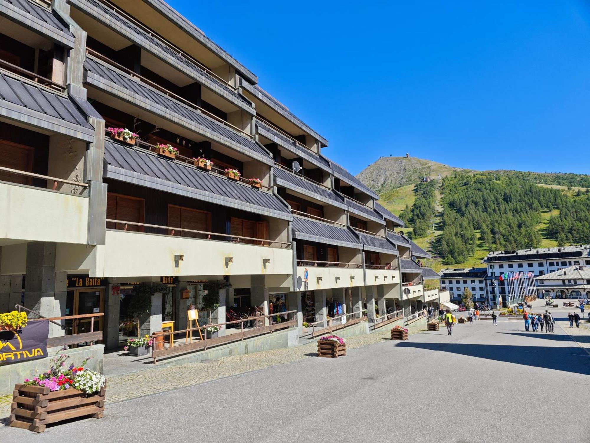 Hostdomus - City Center Apartment Sestriere Exterior photo